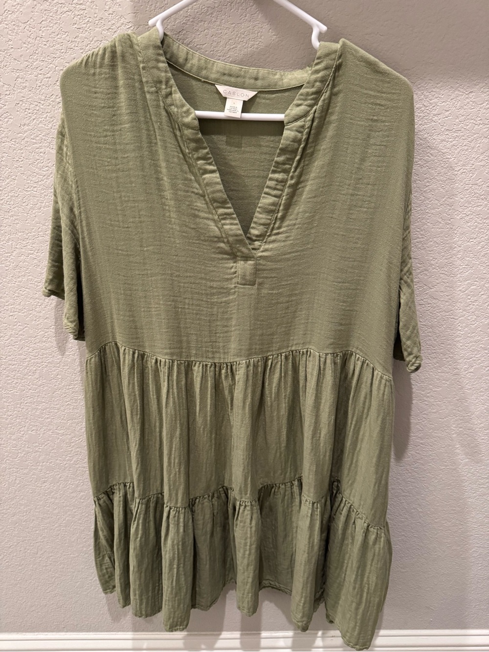 Caslon Olive Tiered V-Neck Dress in Sage Green (Size L)